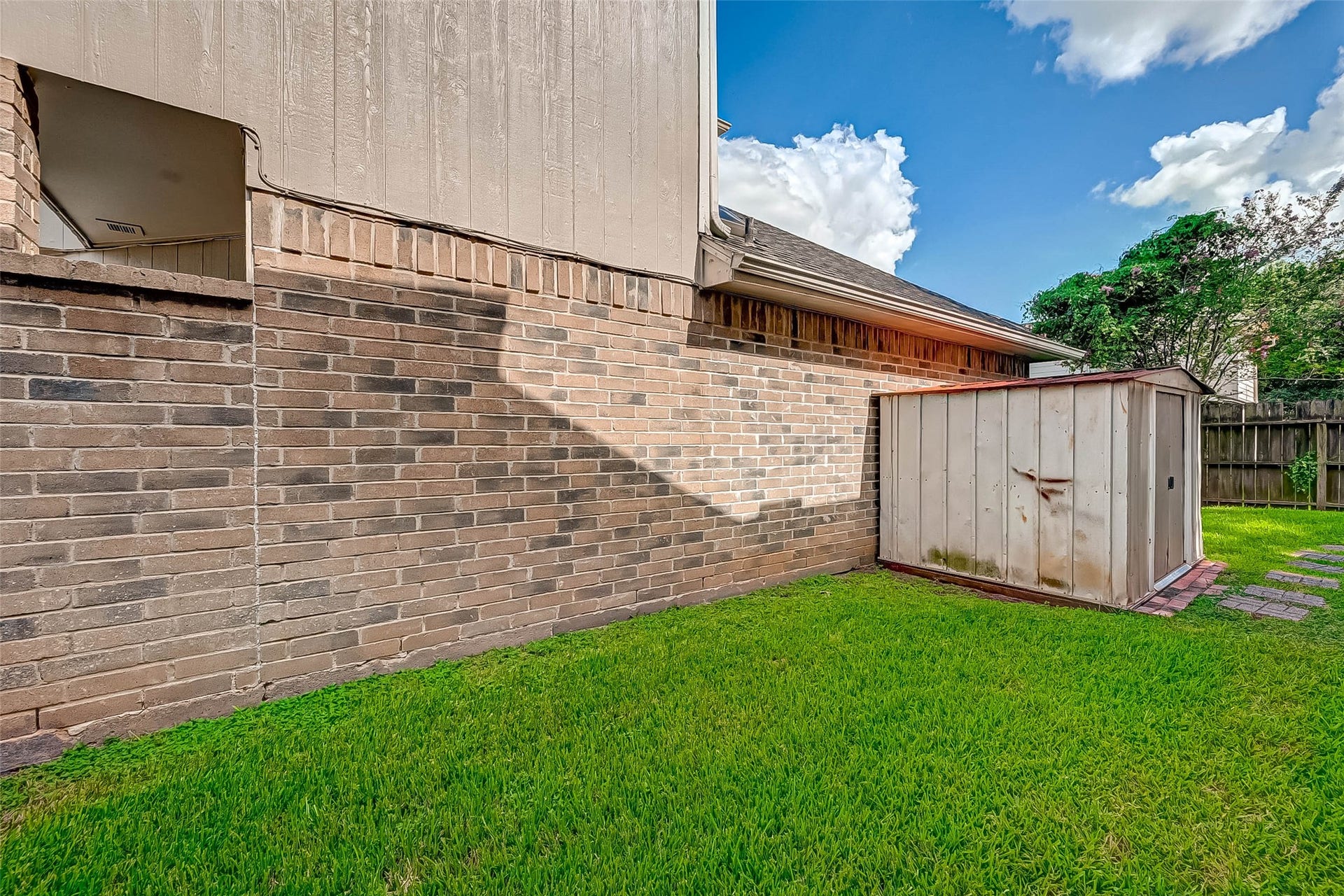 3510 Greenwood Dr Drive, Sugar Land, TX 77478 Side yard with roomy storage area.