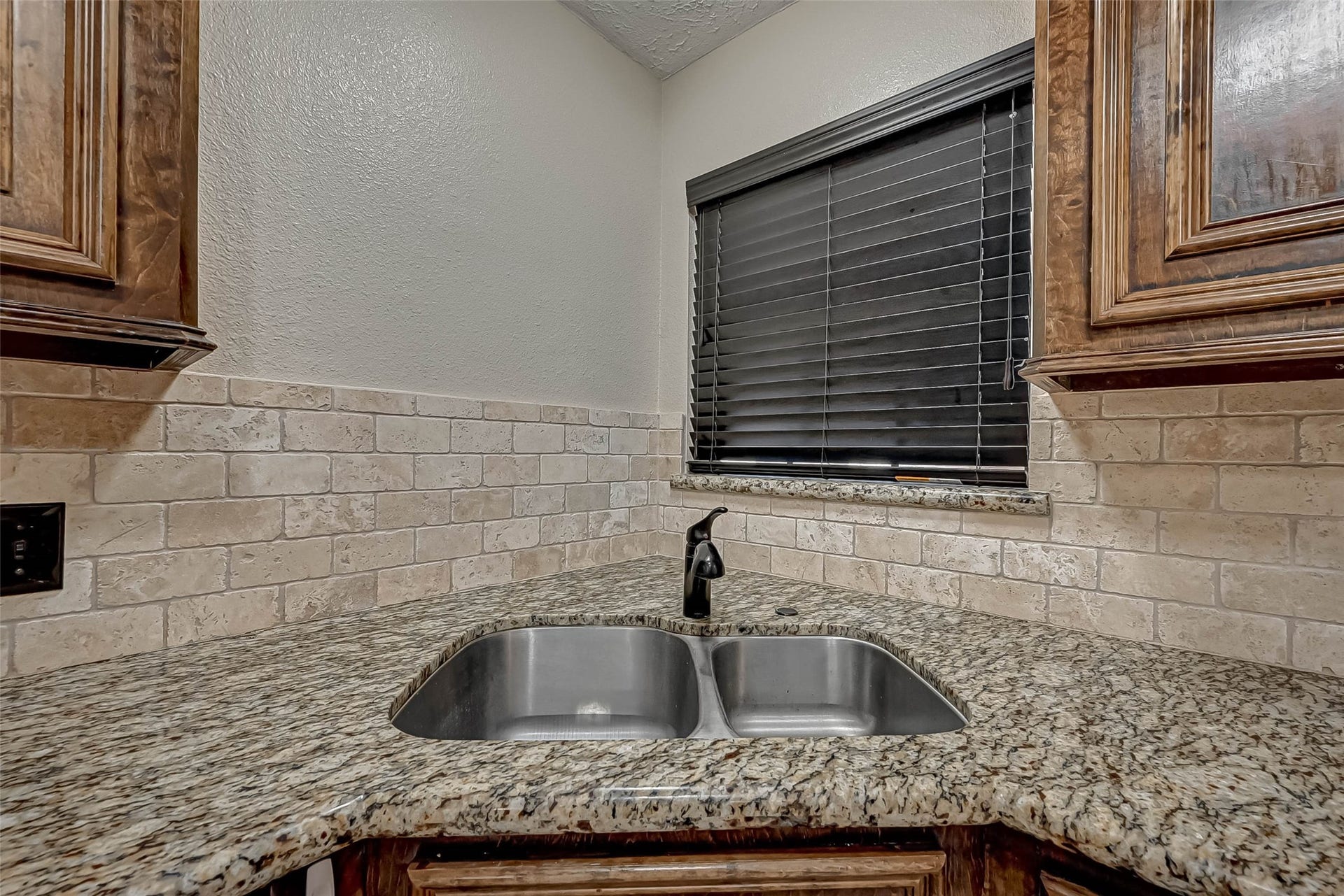 3510 Greenwood Dr Drive, Sugar Land, TX 77478 Close-up of the corner sinks, granite countertops and stunning backsplash!