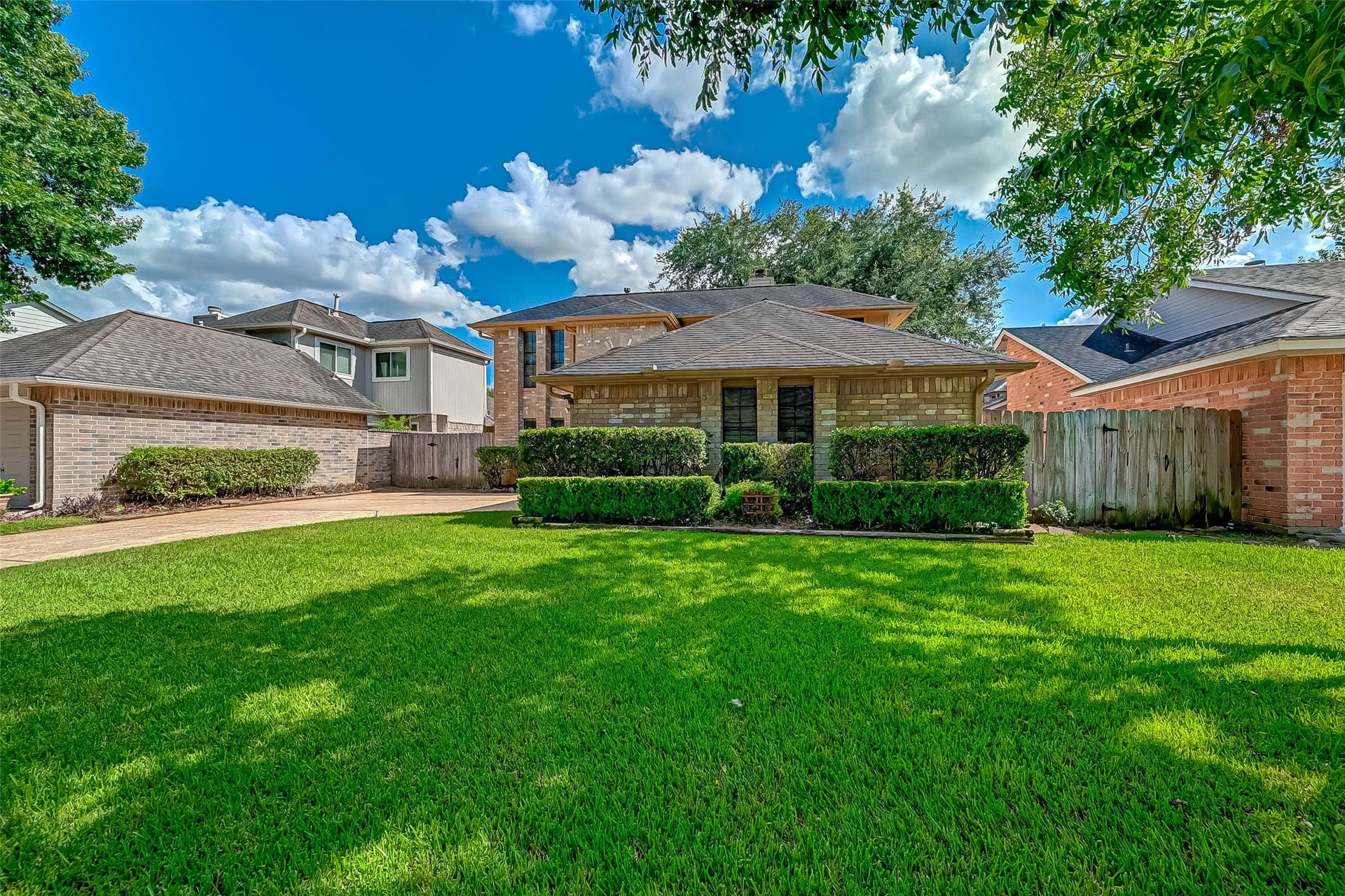 3510 Greenwood Dr Drive, Sugar Land, TX 77478 Another great view of the front exterior!