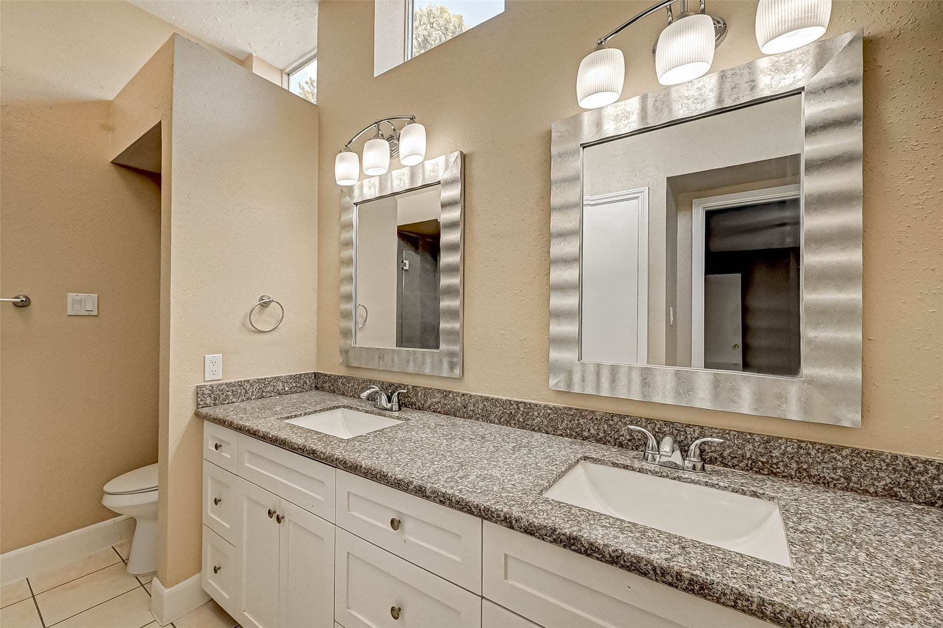 3510 Greenwood Dr Drive, Sugar Land, TX 77478 This fantastic primary bathroom was renovated to include granite countertops, tile surround and custom cabinets.
(Jan. 2019)