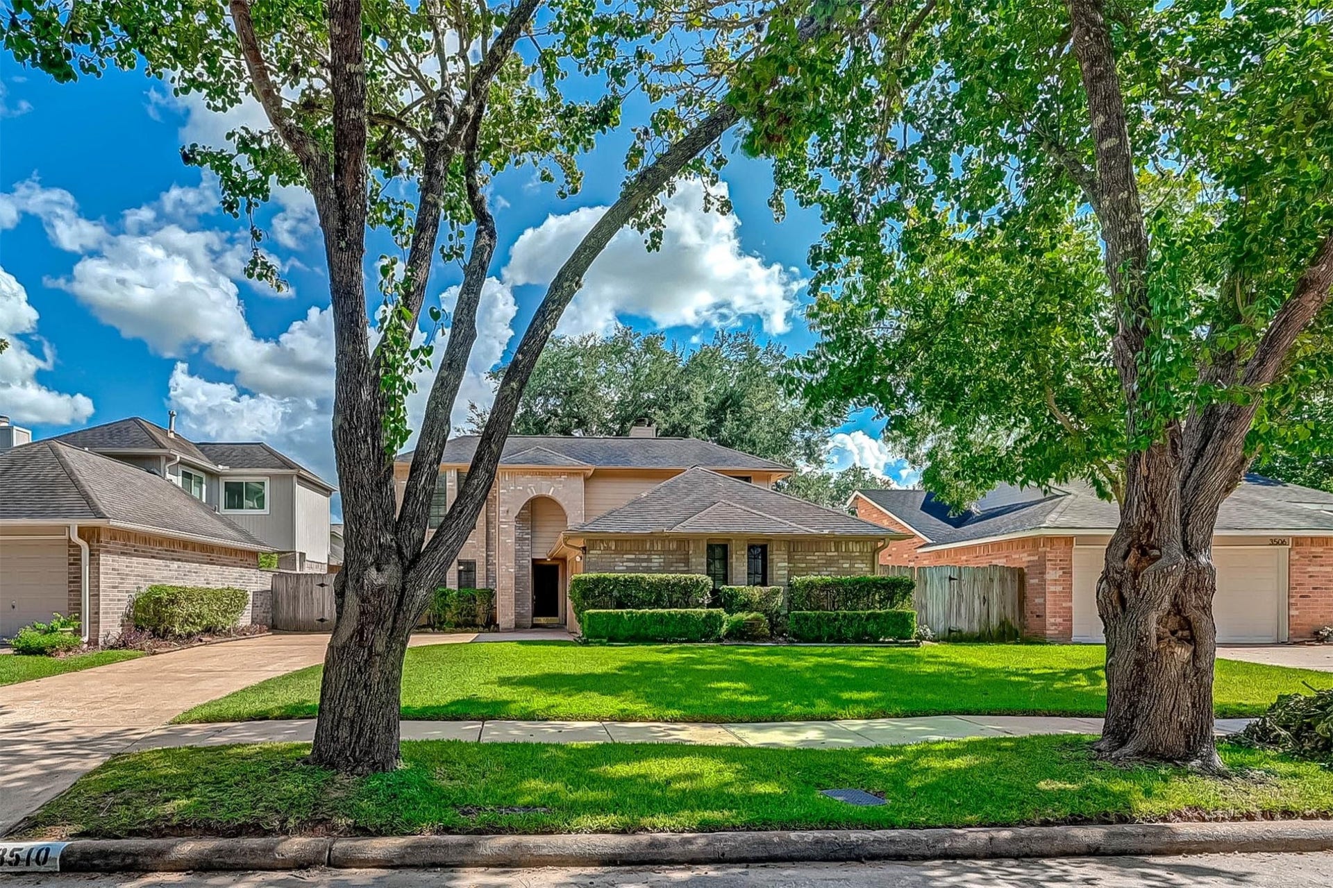 3510 Greenwood Dr Drive, Sugar Land, TX 77478 Don't miss this beautiful 2-story 3-bedroom home with extensive renovations and lots of pizzazz!
