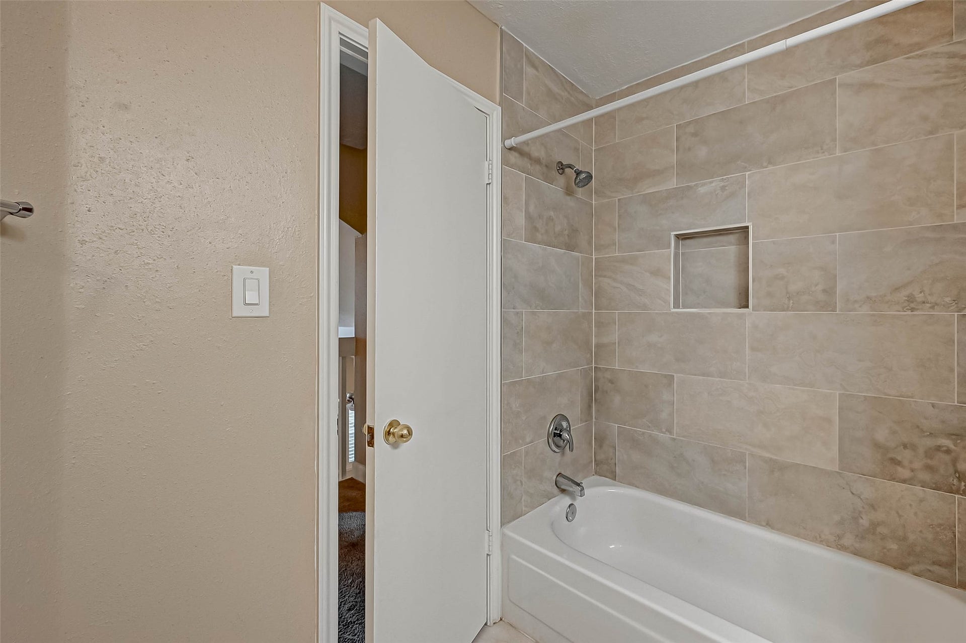3510 Greenwood Dr Drive, Sugar Land, TX 77478 The bathtub features attractive tile surround.