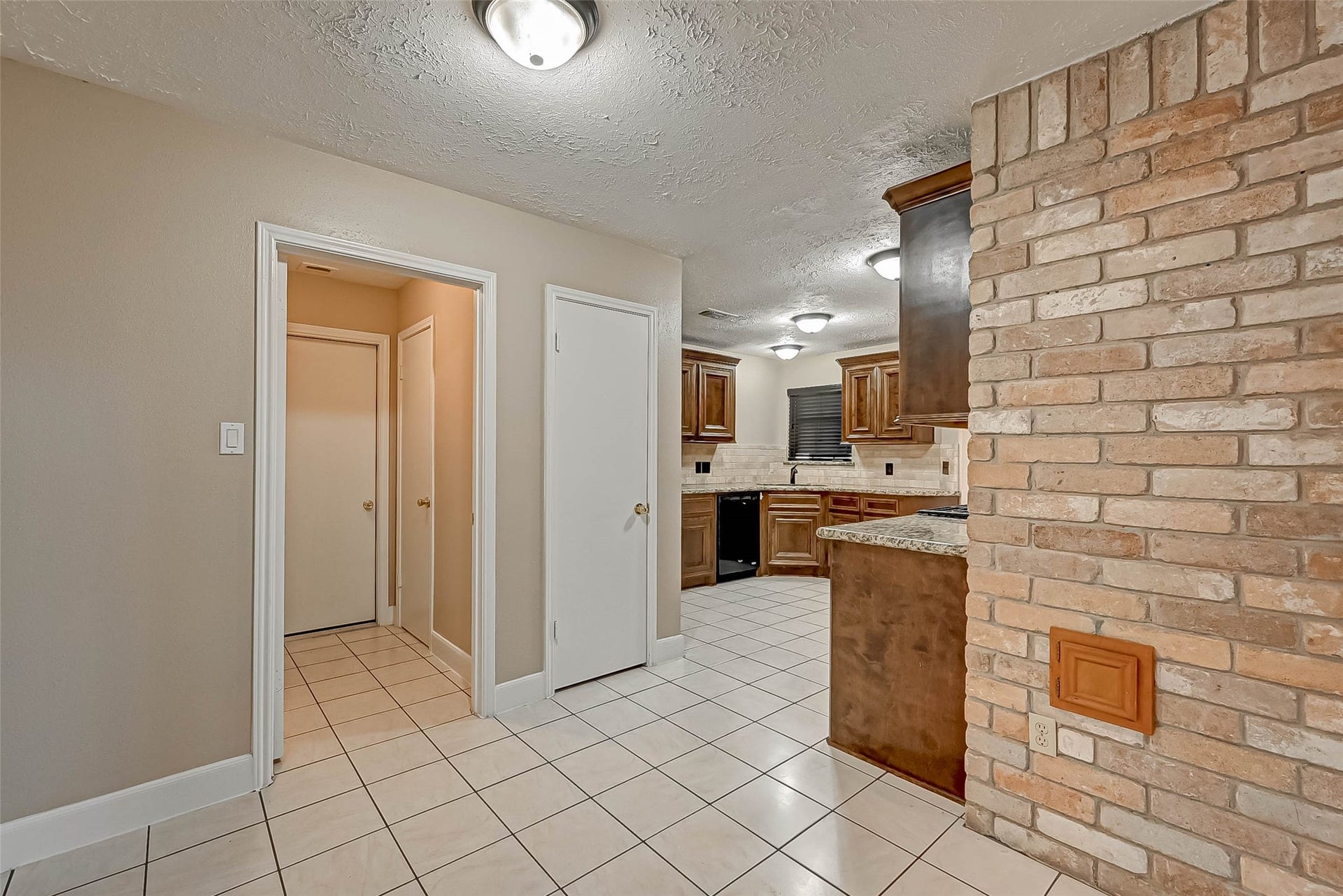 3510 Greenwood Dr Drive, Sugar Land, TX 77478 The open door off the breakfast area leads to a conveniently located utility room.