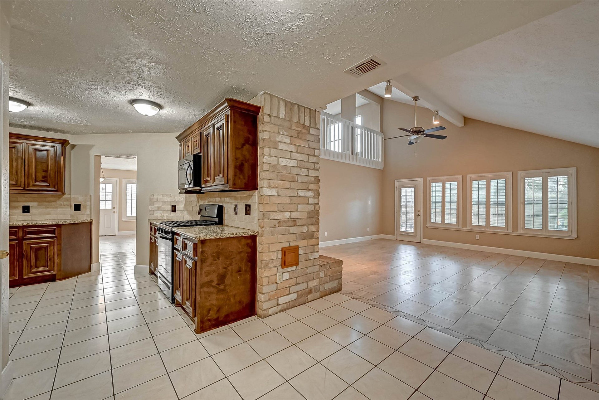 3510 Greenwood Dr Drive, Sugar Land, TX 77478 What cook wouldn't enjoy this renovated kitchen with gas cooking!