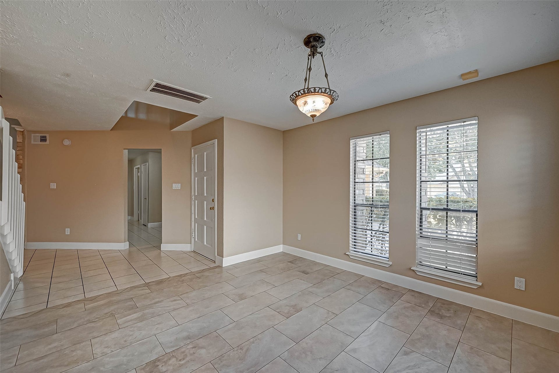 3510 Greenwood Dr Drive, Sugar Land, TX 77478 A flexible room off the entrance can be used as a den, study or formal dining.