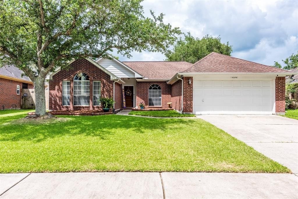 16206 Ruffian Drive, Friendswood, TX 77546 Front yard