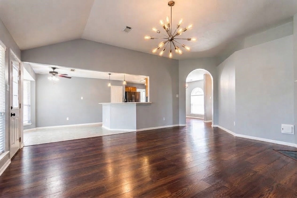 16206 Ruffian Drive, Friendswood, TX 77546 Spacious living room