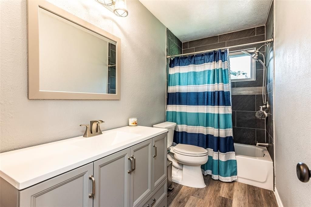 16206 Ruffian Drive, Friendswood, TX 77546 Secondary full bathroom