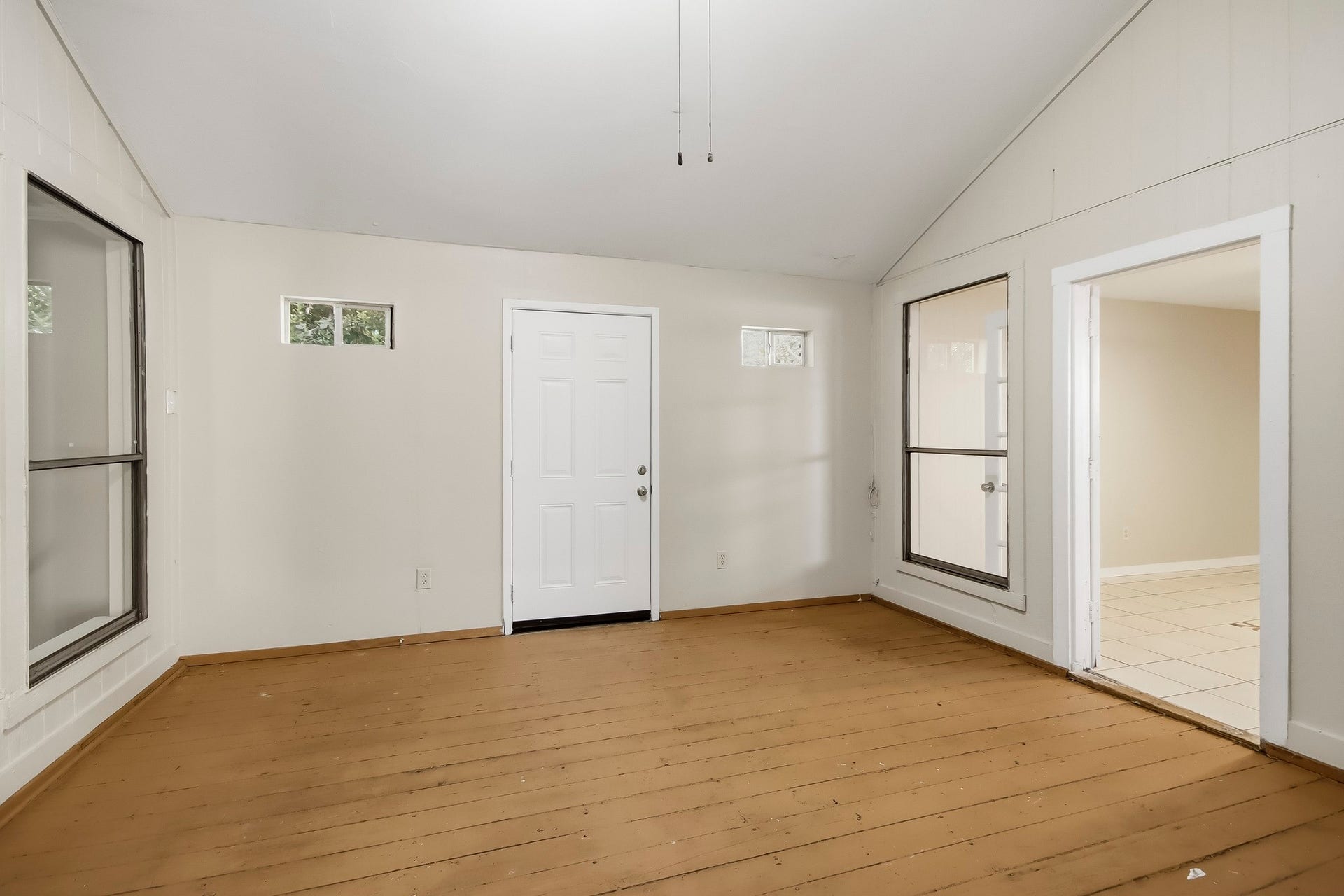 8807 Lakeside Forest Drive, Houston, TX 77088 Flex space just off the breakfast area, featuring wood flooring and access to the backyard. Can be used as a bedroom too!