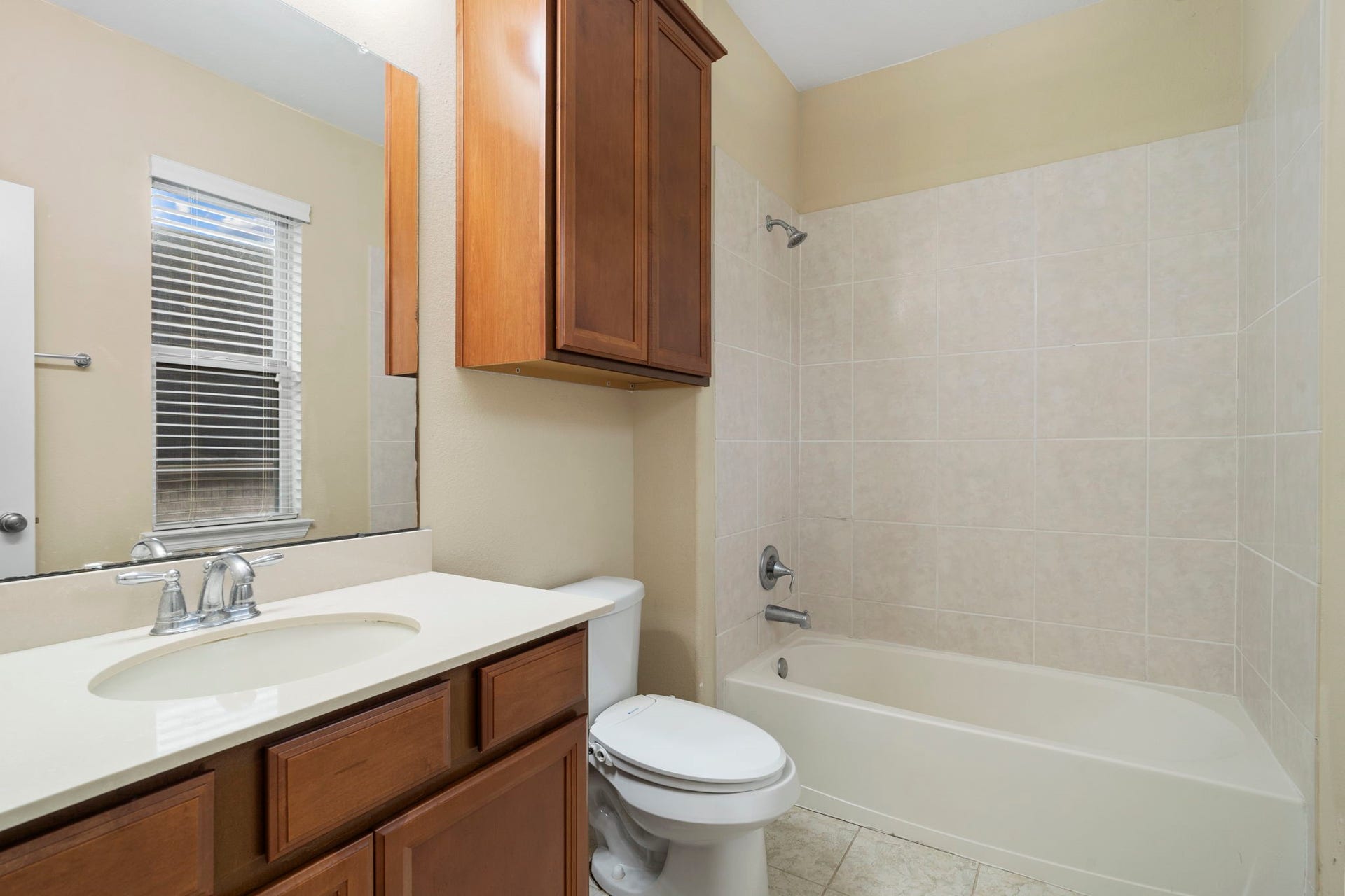 5515 Mangrove Creek Lane, Sugar Land, TX 77479 En-suite full bathroom with a shower/tub combination and a spacious vanity.