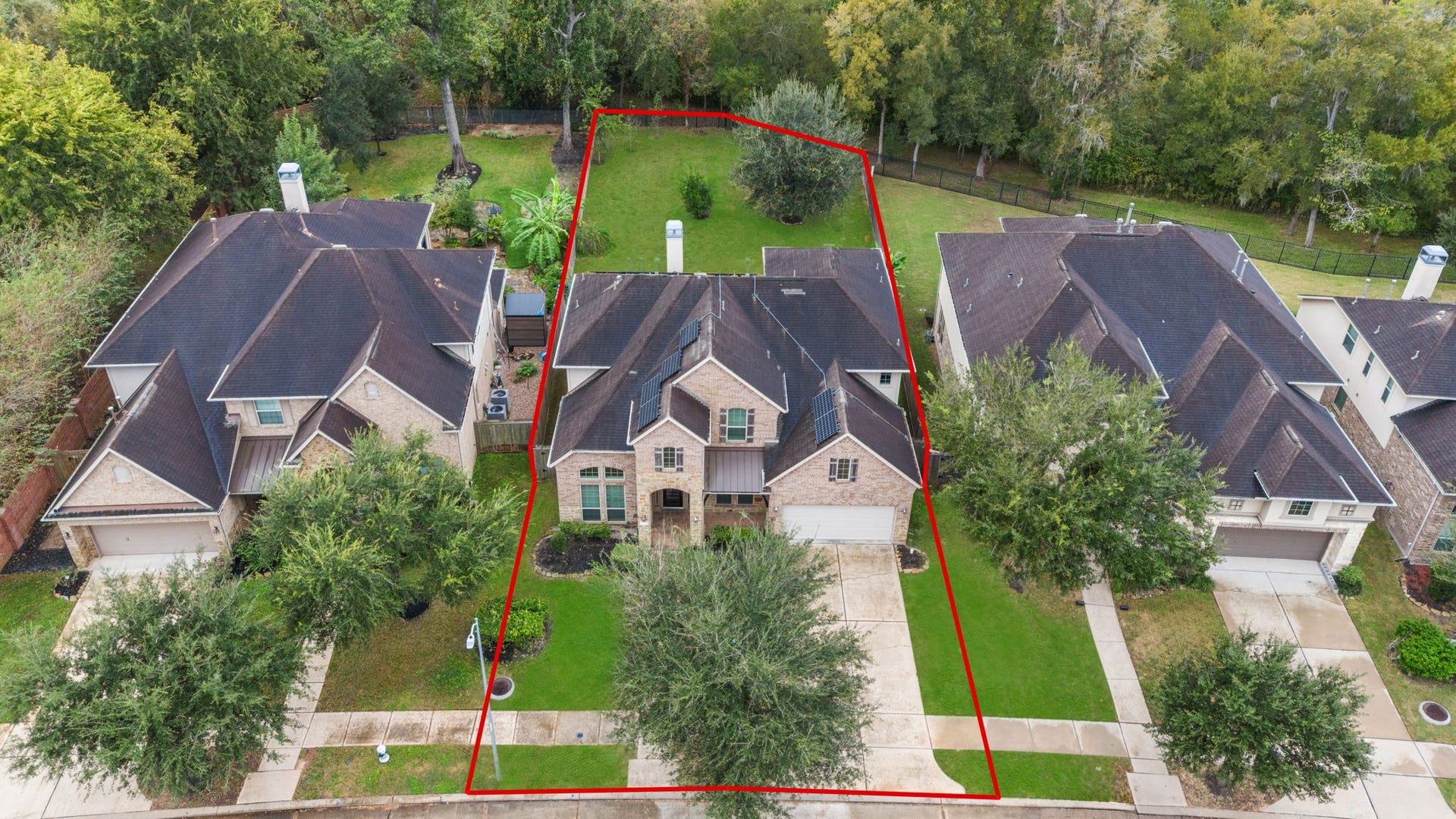 5515 Mangrove Creek Lane, Sugar Land, TX 77479 An oversized attached two-car garage and double-wide driveway provide plenty of off-street parking for family and guests.