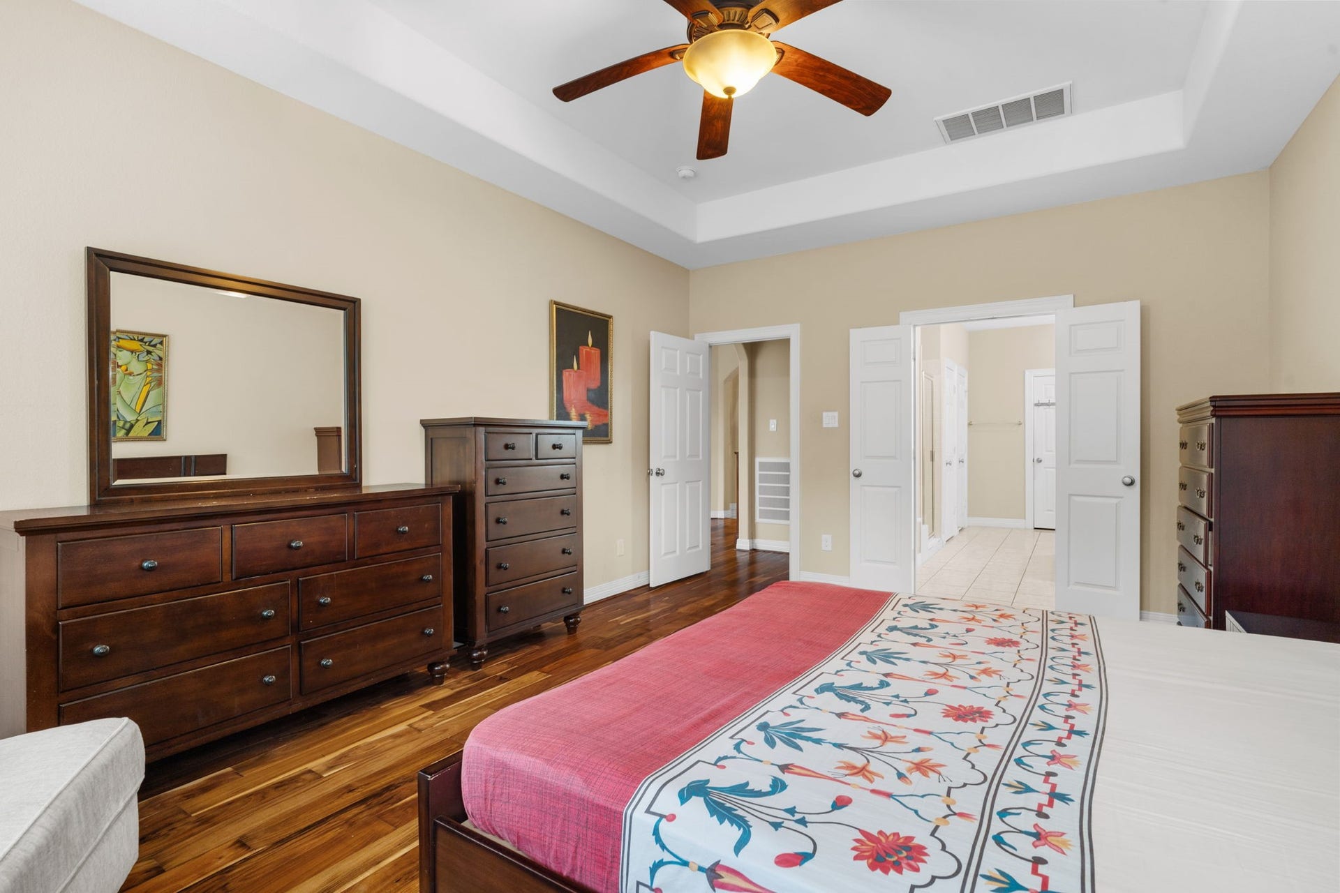 5515 Mangrove Creek Lane, Sugar Land, TX 77479 An en suite bath is just steps away.