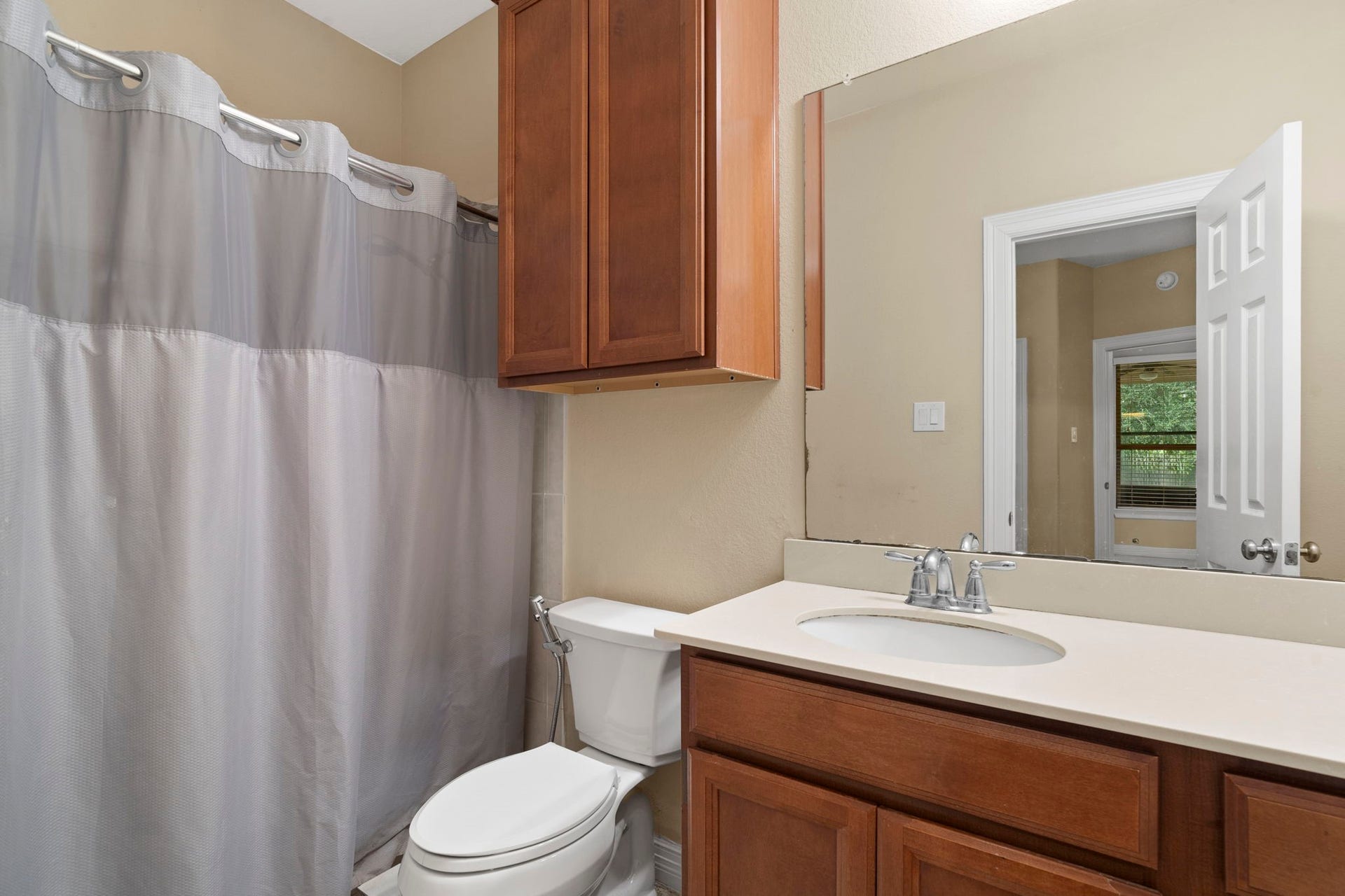 5515 Mangrove Creek Lane, Sugar Land, TX 77479 Full guest suite bathroom featuring a spacious walk-in shower.