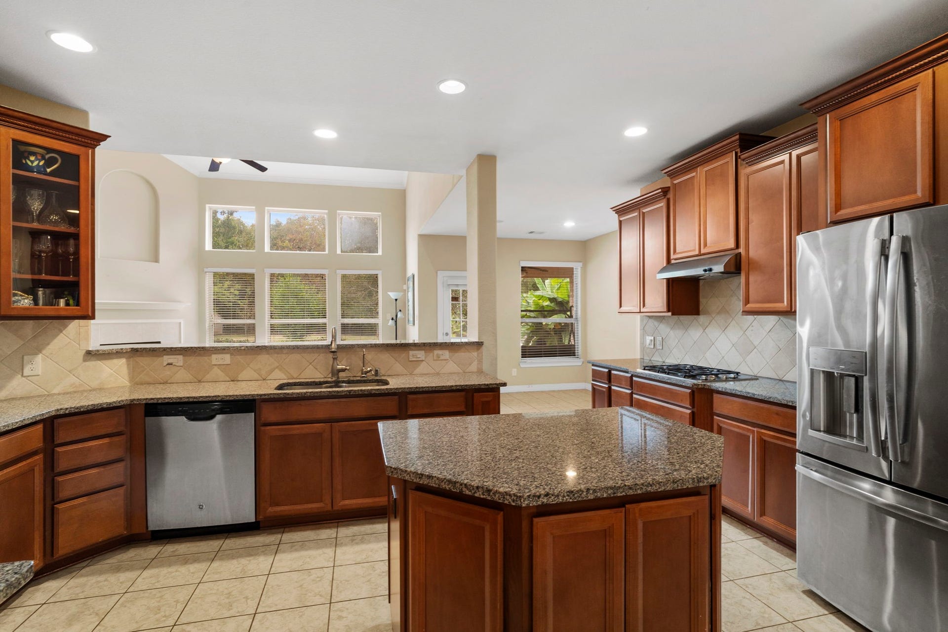 5515 Mangrove Creek Lane, Sugar Land, TX 77479 Everything you need is within reach in the well-designed kitchen.