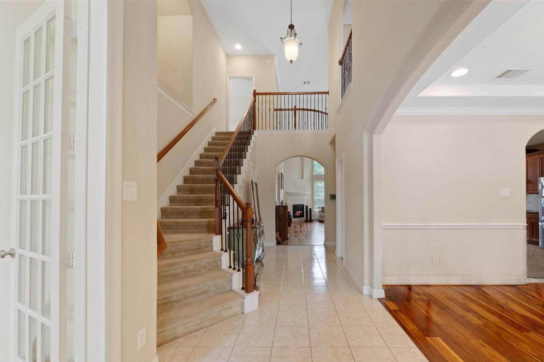 5515 Mangrove Creek Lane, Sugar Land, TX 77479 A grand two-story foyer with soaring ceilings and a sweeping staircase creates an impressive first impression.