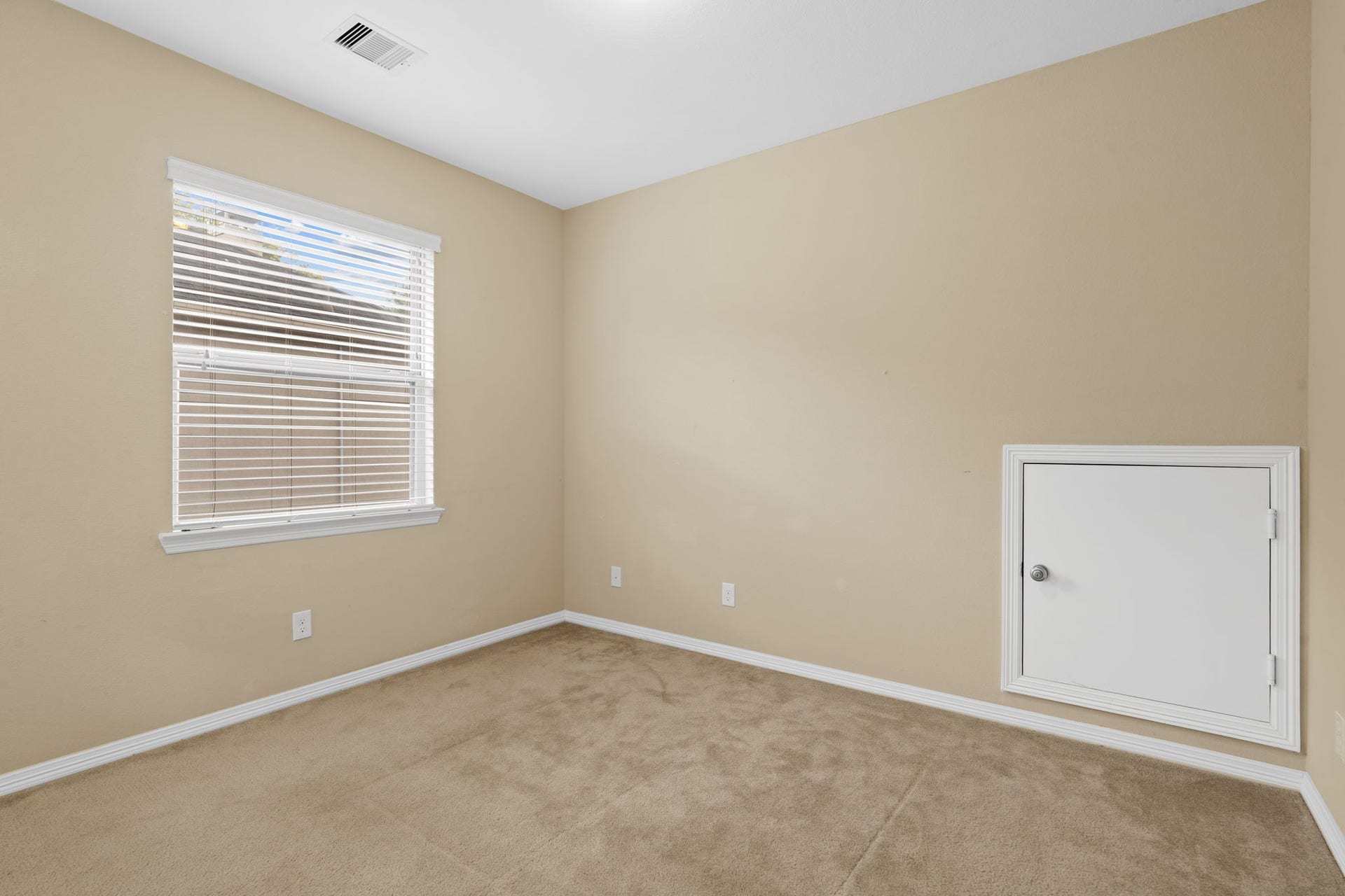5515 Mangrove Creek Lane, Sugar Land, TX 77479 The spacious floor plan features 5 bedrooms, 4 full baths, and 1 half bath, with every bedroom offering an en-suite bathroom and walk-in closet.