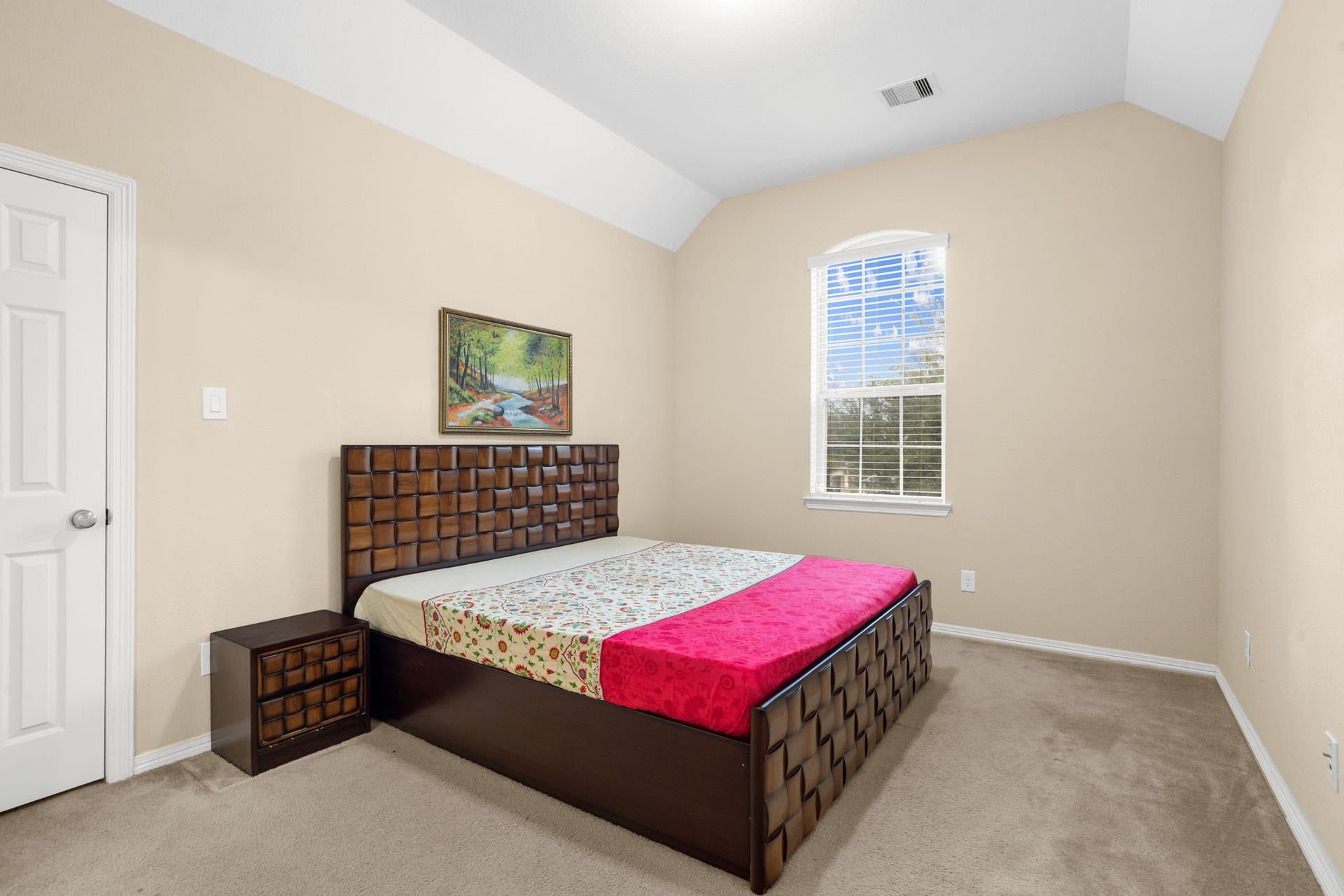 5515 Mangrove Creek Lane, Sugar Land, TX 77479 This bedroom features a high ceiling, walk-in closet, and Hollywood-style en-suite bathroom with shared access.