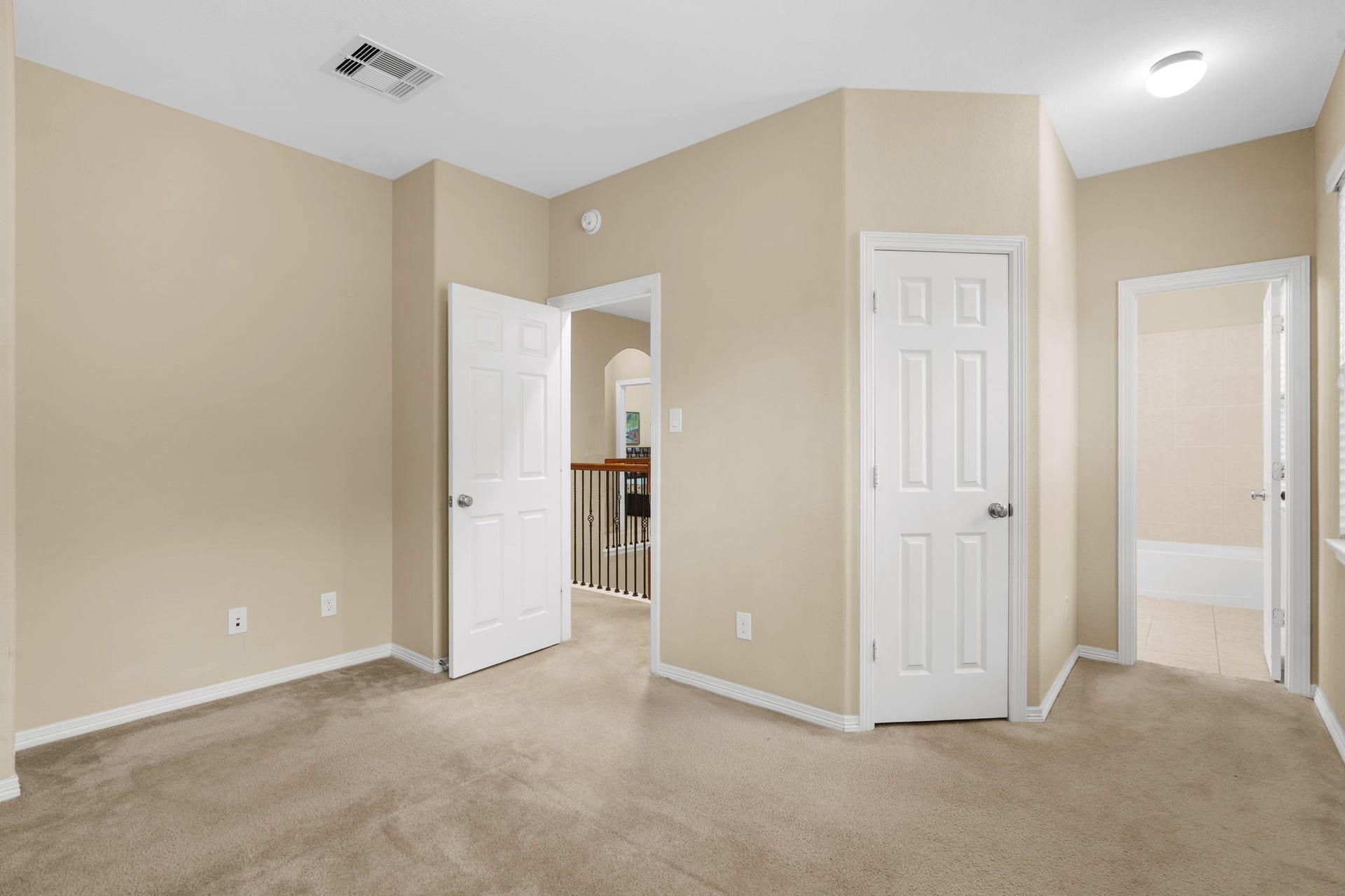 5515 Mangrove Creek Lane, Sugar Land, TX 77479 Bedroom view highlighting the entry to the en-suite bathroom.
