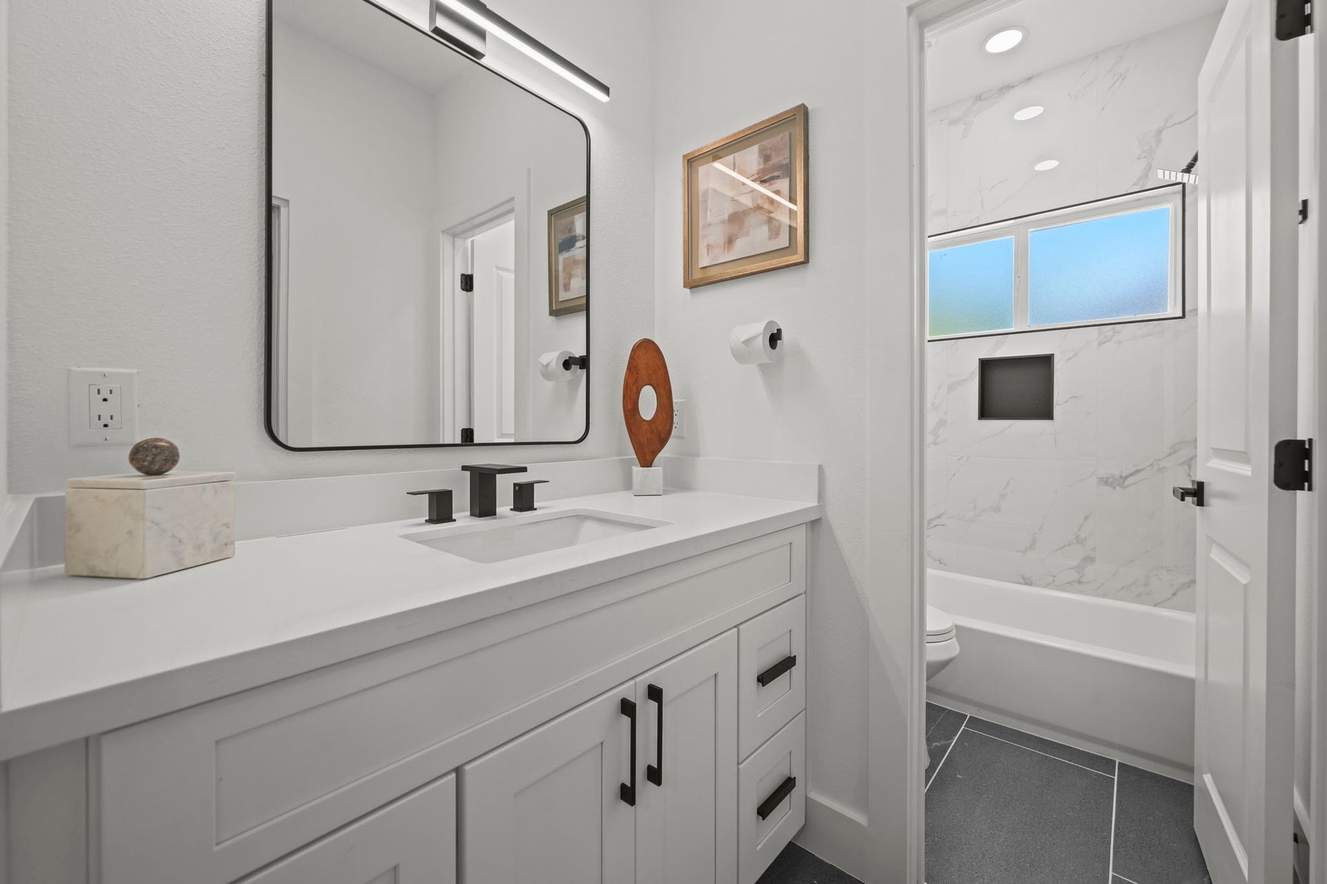 The secondary bathroom with shared access to both secondary bedrooms.