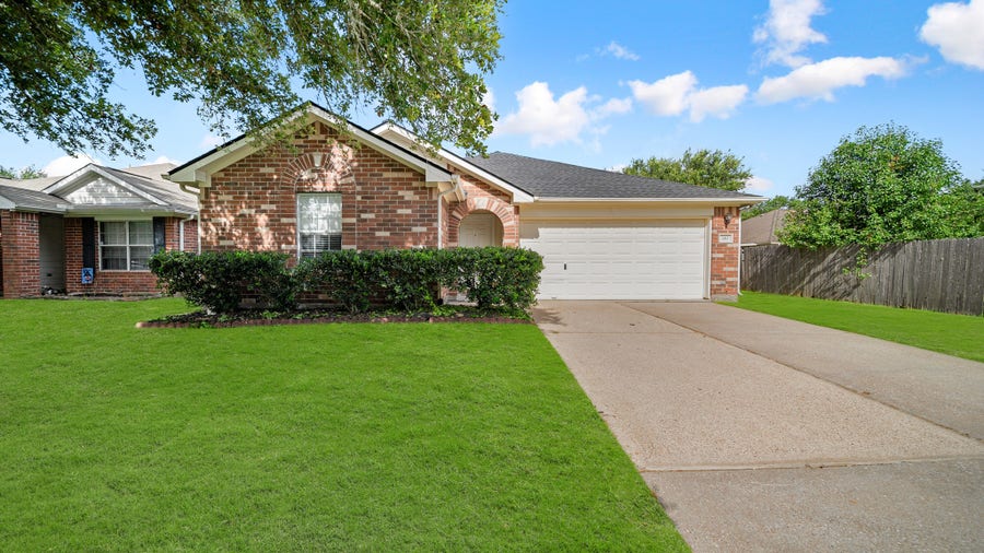 Property photo for 140 Bristol Bend Lane, Dickinson, TX