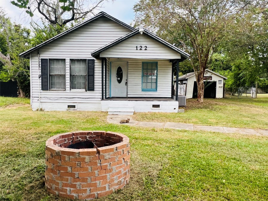 Property photo for 122 W Pecan Lane, Clute, TX