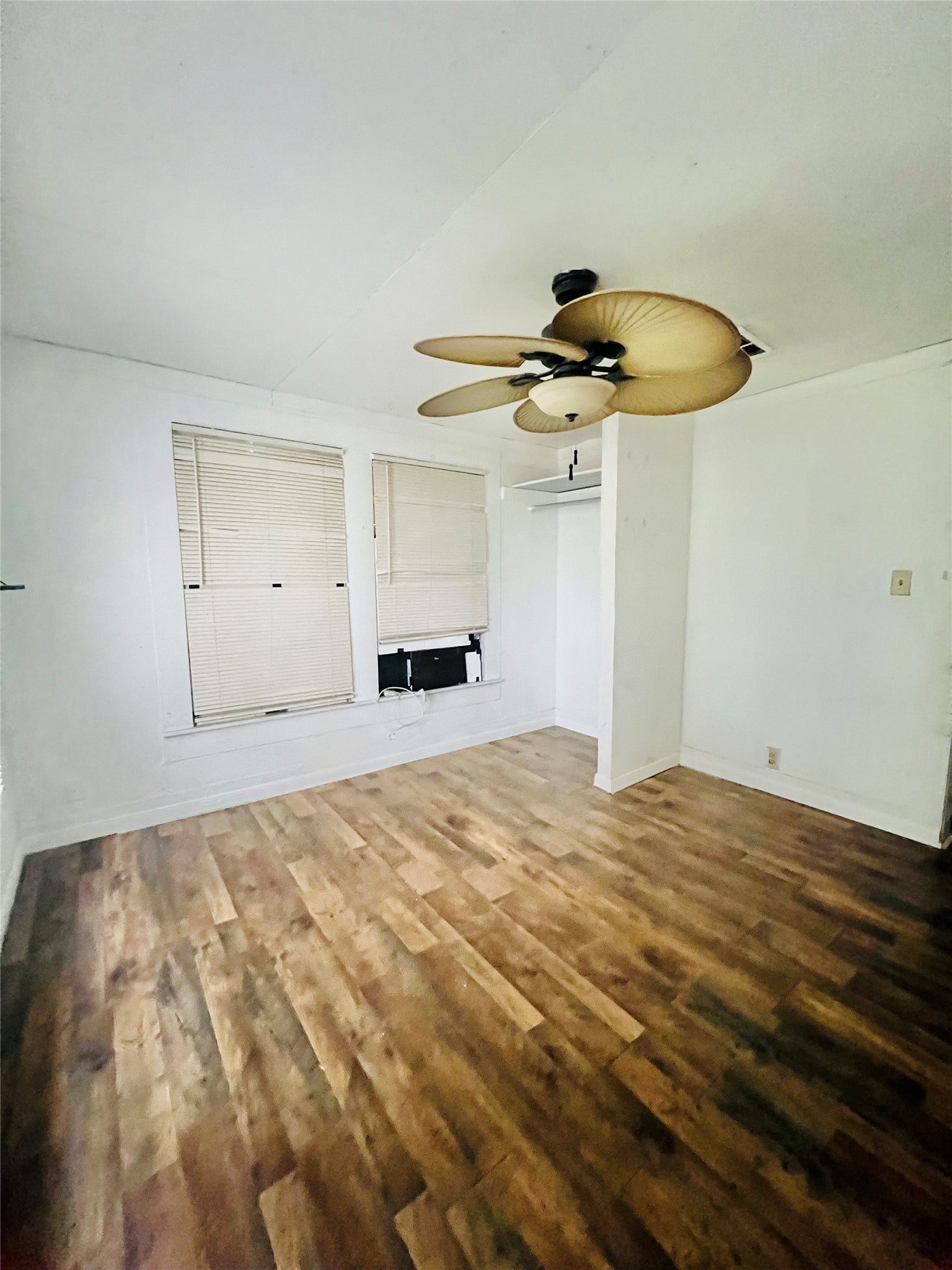 122 W Pecan Lane, Clute, TX 77531