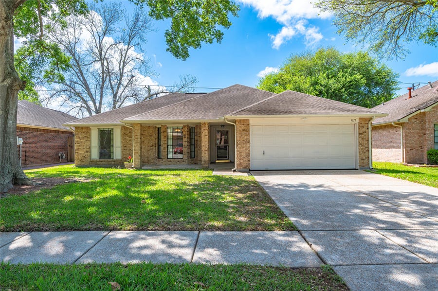 Property photo for 1911 Edinburg Avenue, League City, TX