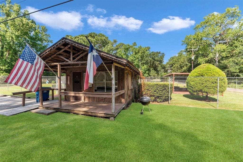 15726 Holly Dr, Montgomery, TX 77356
