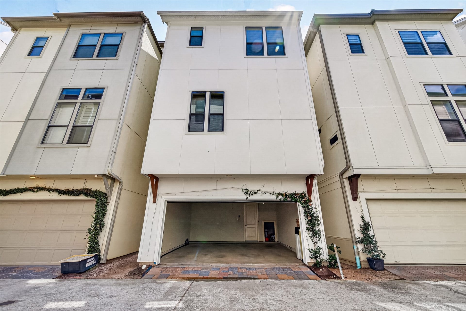 6610 Toledo Street, Houston, TX 77008 Contemporary townhouse with a spacious garage, clean lines, and ivy accents, offering modern urban living.