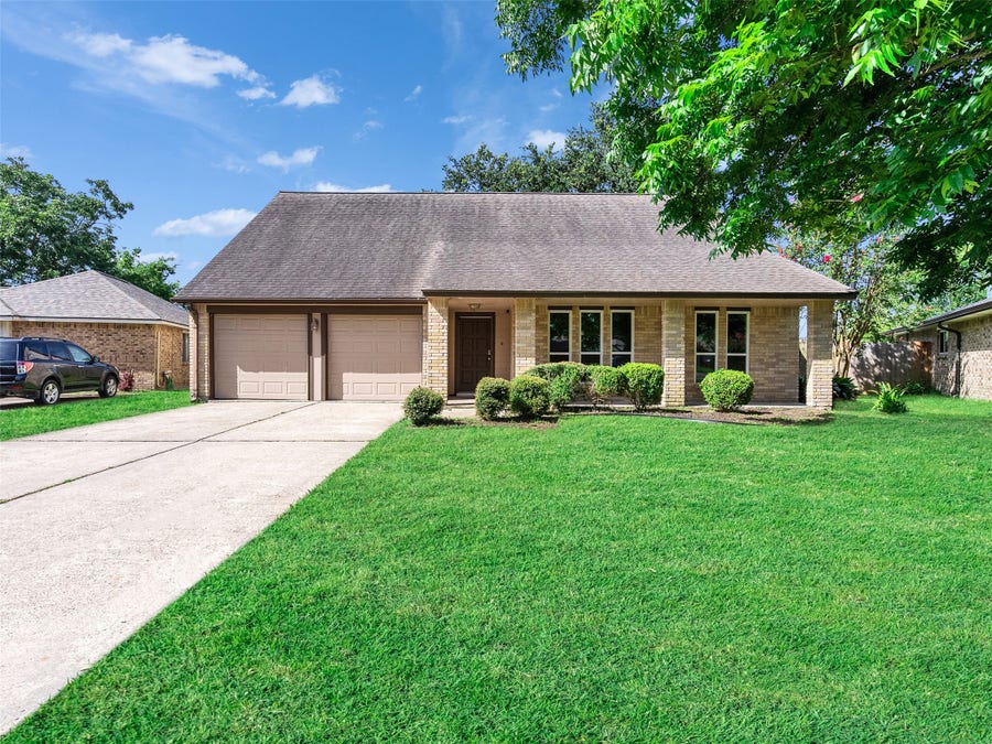 Property photo for 423 Forest Hills Drive, League City, TX
