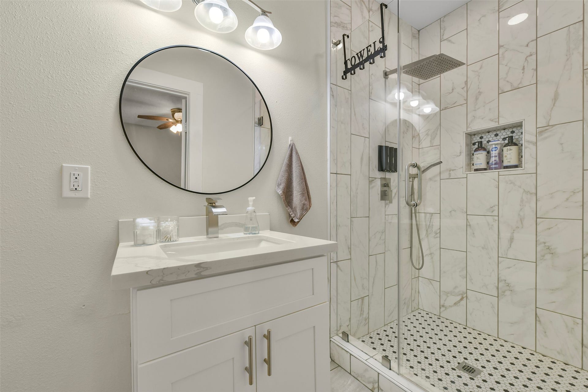 2414 44th Street, Galveston, TX 77550 Primary Bathroom