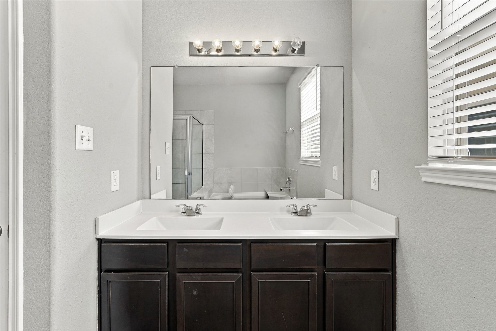 25610 Brooklyn Lane, Porter, TX 77365 Dual Sinks, soaking tub & separate Walk-In Shower