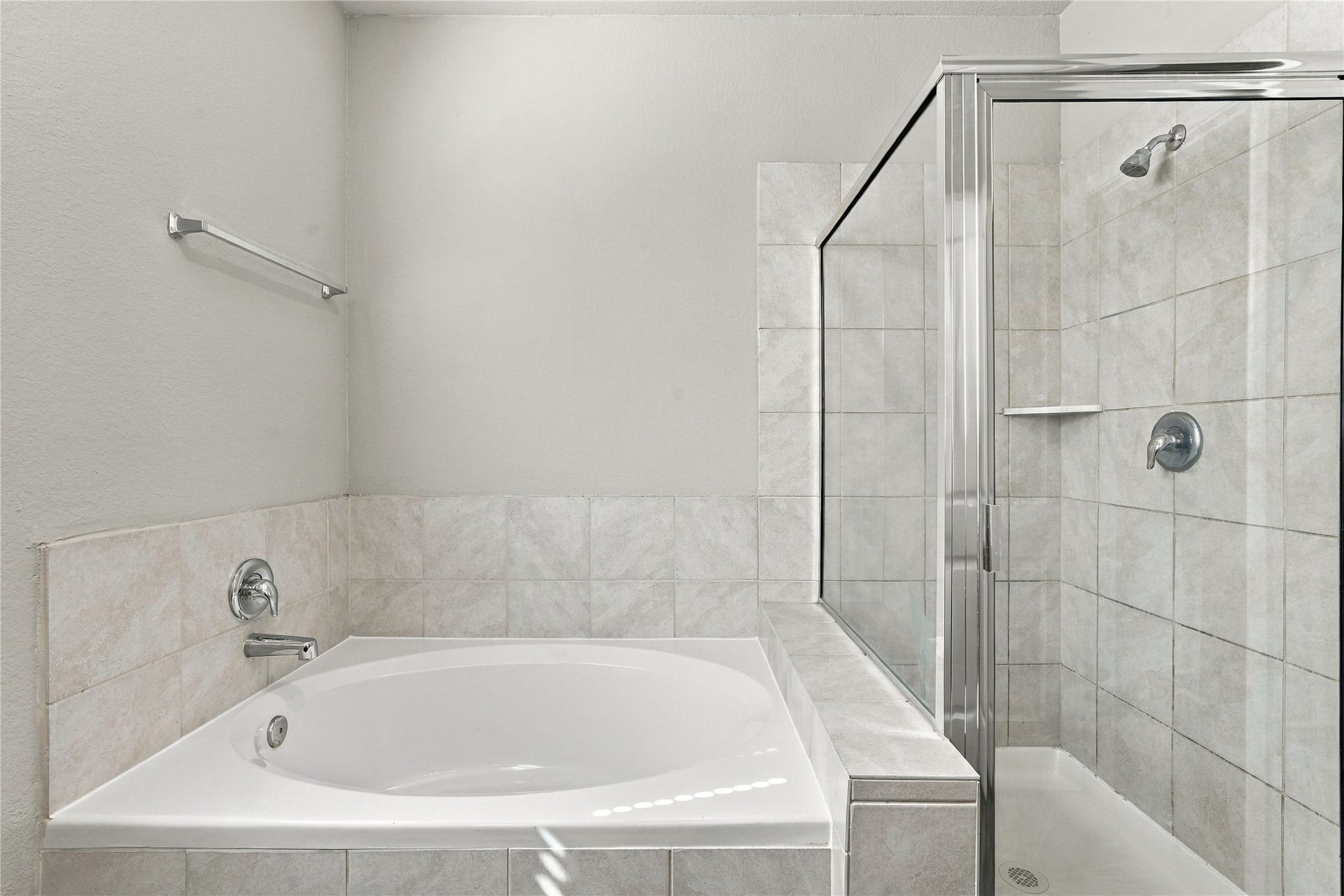 25610 Brooklyn Lane, Porter, TX 77365 Dual Sinks, soaking tub & separate Walk-In Shower
