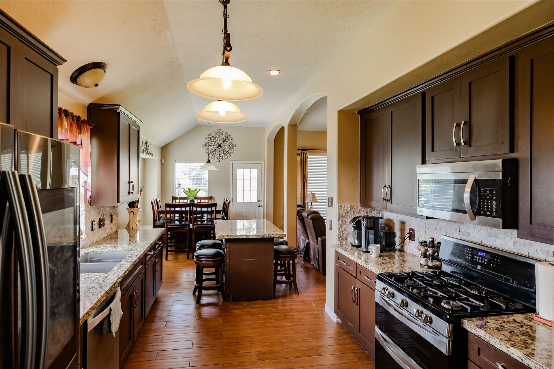5414 Summer Oak Drive, Pasadena, TX 77505 Open Concept Kitchen