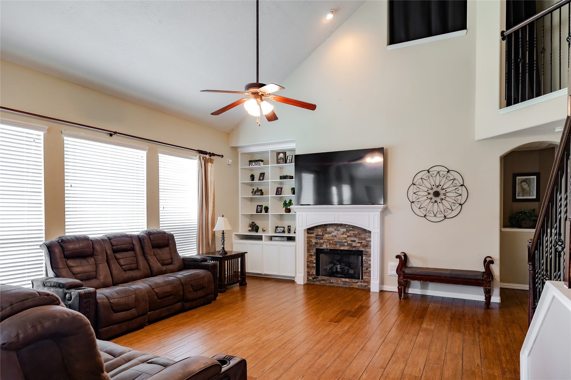 5414 Summer Oak Drive, Pasadena, TX 77505 Living room with High Ceilings
