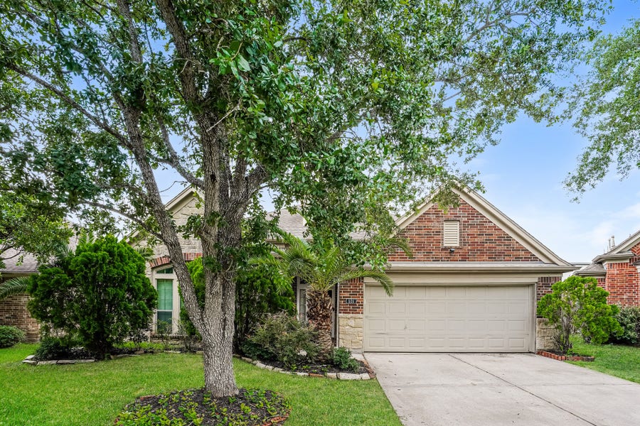 Property photo for 606 Red Oak Canyon Lane, La Marque, TX