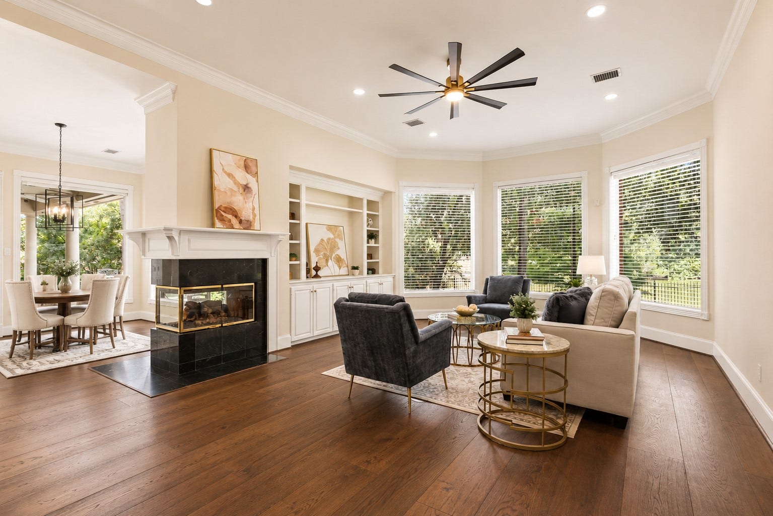 7 Pastoral Pond Circle, The Woodlands, TX 77380 Spacious, light-filled family room and breakfast area adjacent to the kitchen, offering an ideal open-concept layout for daily living and entertaining.