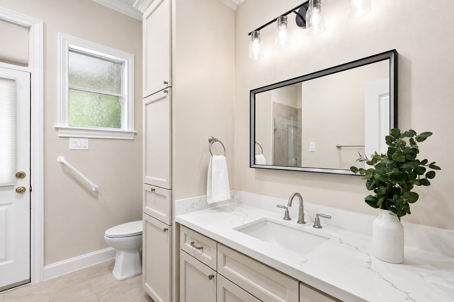 7 Pastoral Pond Circle, The Woodlands, TX 77380 Guest Bath with access to exterior patio