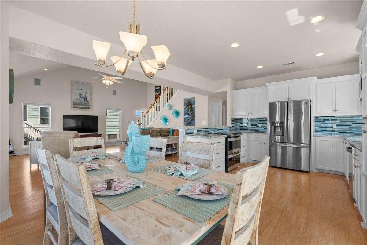 314 Windward Way, Tiki Island, TX 77554 Dining area looking into the kitchen