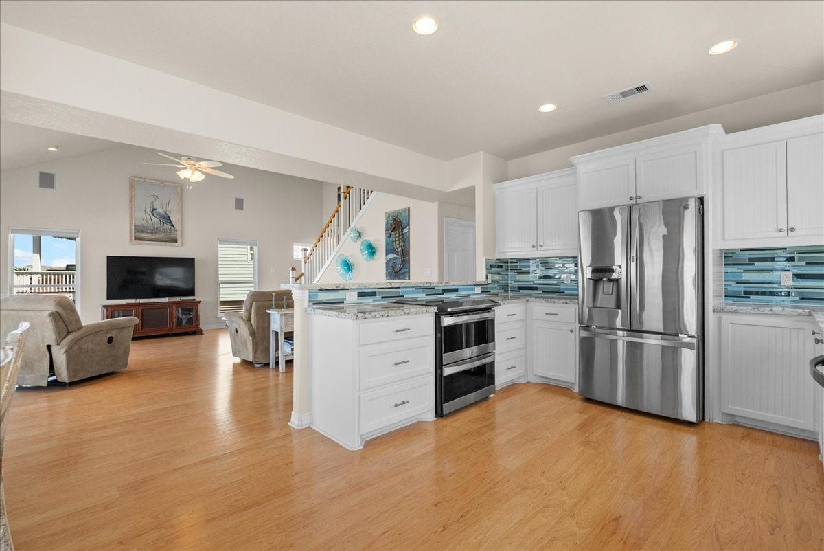 314 Windward Way, Tiki Island, TX 77554 he kitchen impresses with designer backsplash, abundant cabinetry, stainless steel appliances, breakfast bar, and expansive granite countertops.