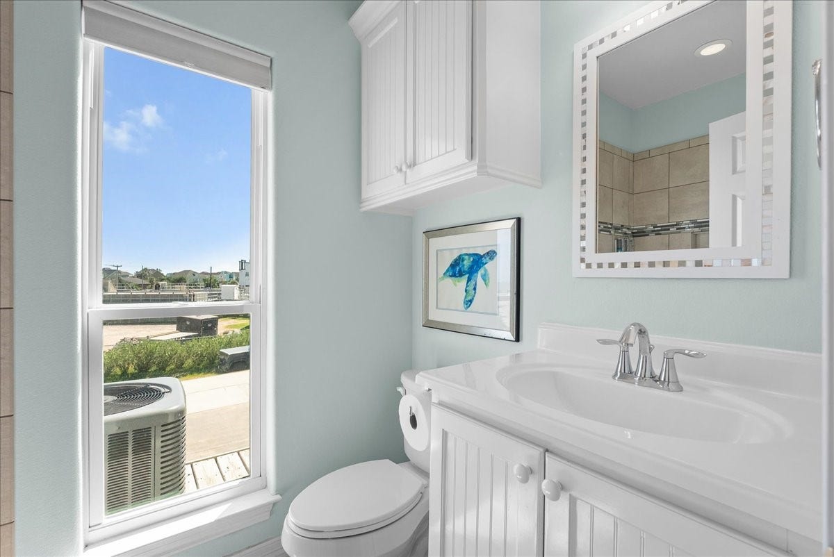 314 Windward Way, Tiki Island, TX 77554 Full bath #1, conveniently located on the first floor, features a spacious walk-in shower.