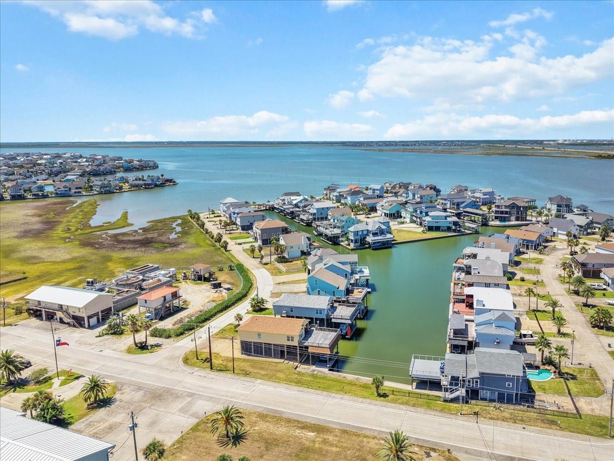 314 Windward Way, Tiki Island, TX 77554 Aerial view