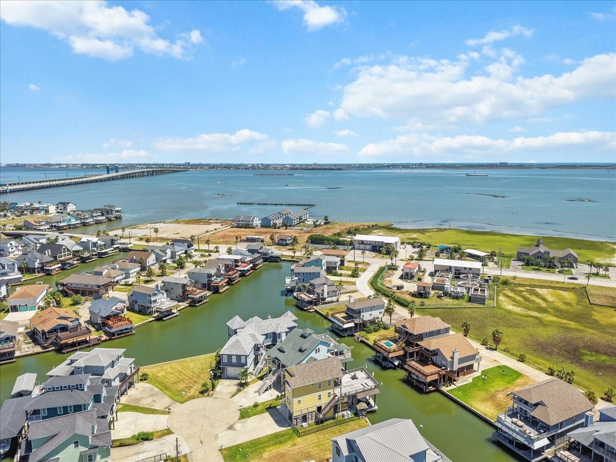 314 Windward Way, Tiki Island, TX 77554 Aerial view