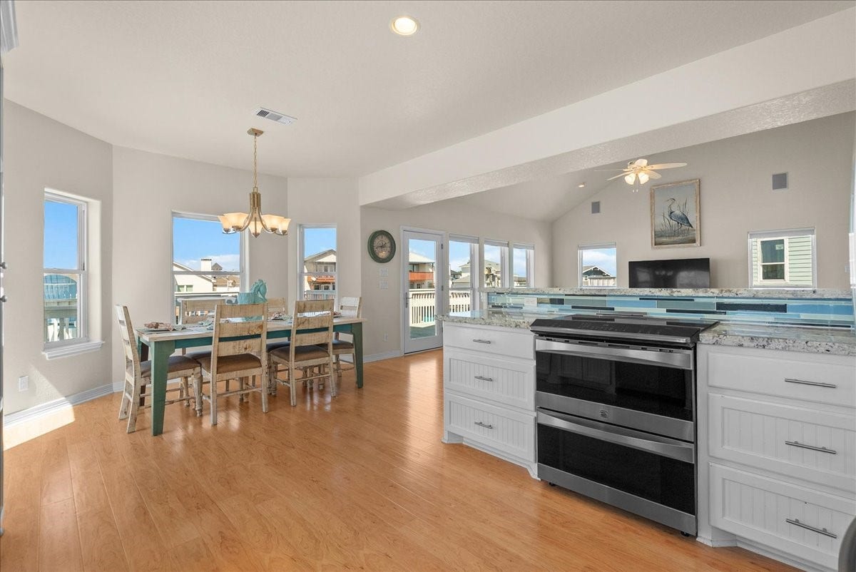 314 Windward Way, Tiki Island, TX 77554 he kitchen impresses with designer backsplash, abundant cabinetry, stainless steel appliances, breakfast bar, and expansive granite countertops.