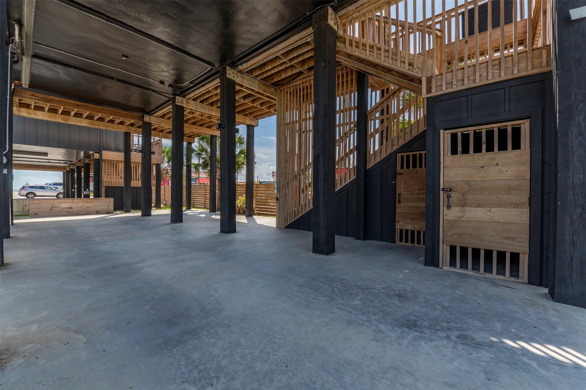 2906 Avenue R 1/2, Galveston, TX 77550 Back house enclosed outdoor shower and storage
