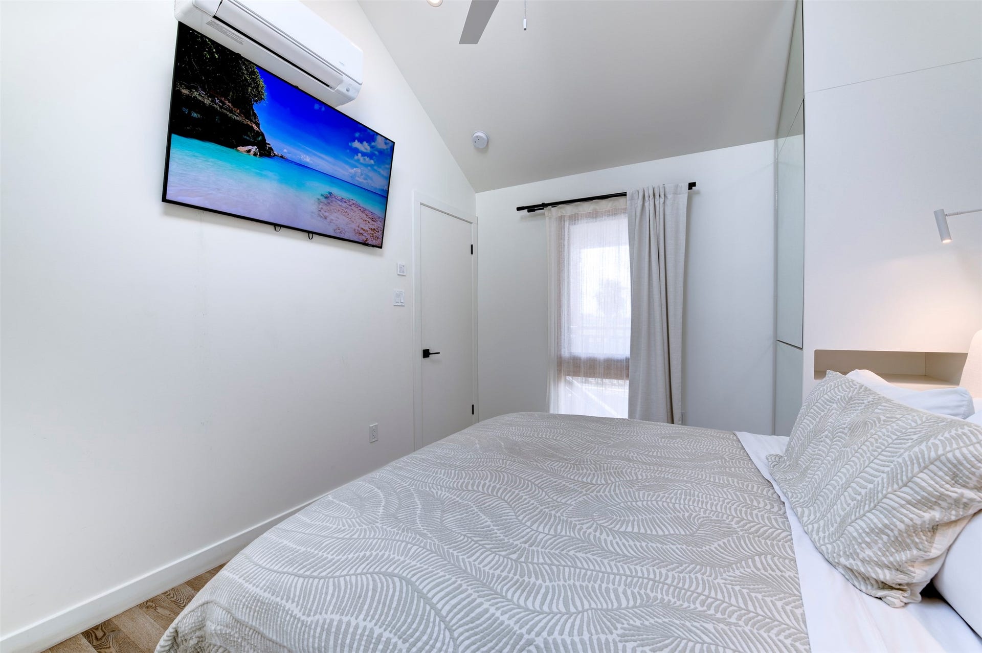2906 Avenue R 1/2, Galveston, TX 77550 Back house primary king bedroom with built-in wardrobes