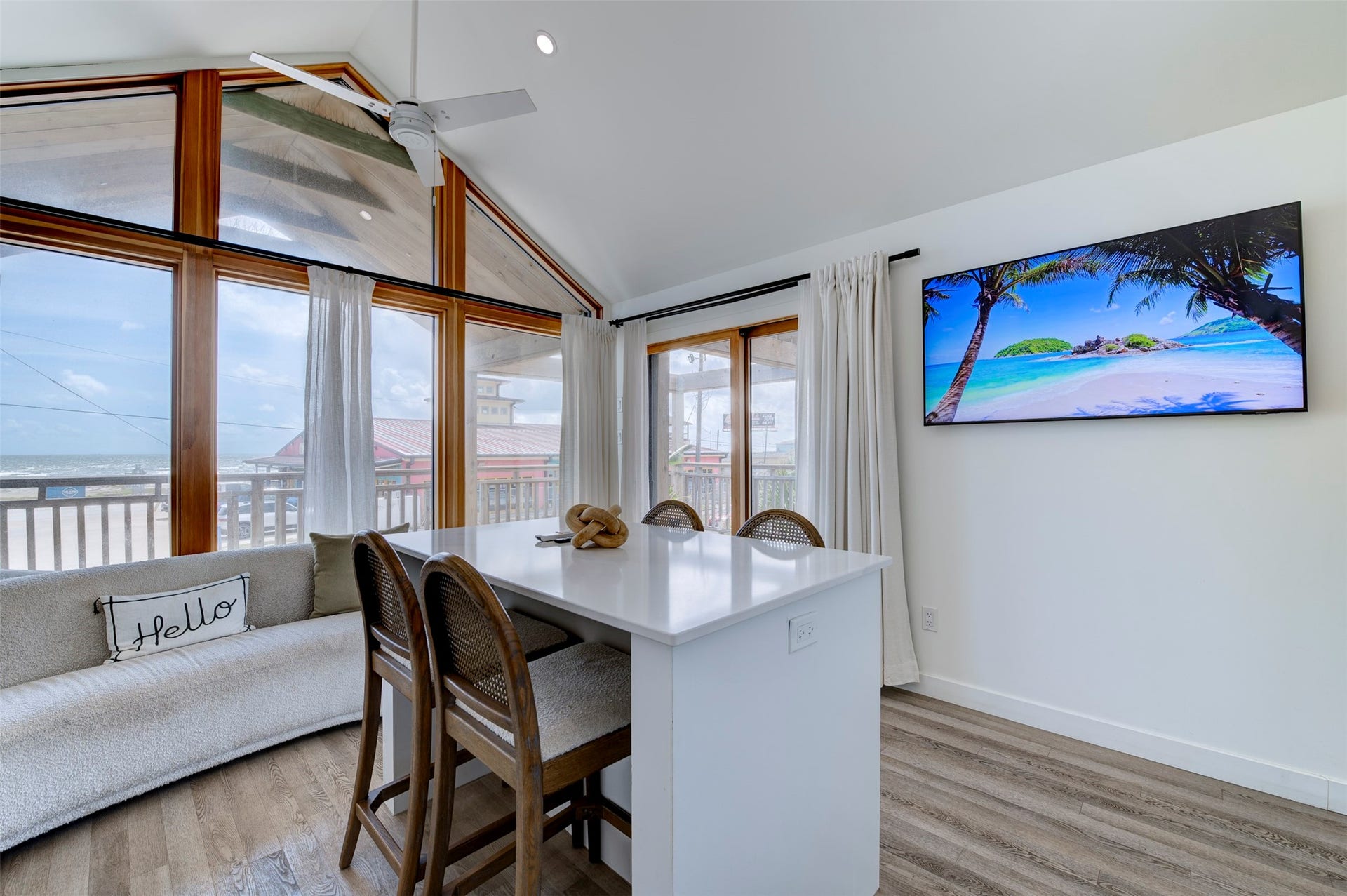 2906 Avenue R 1/2, Galveston, TX 77550 Living area with beach view