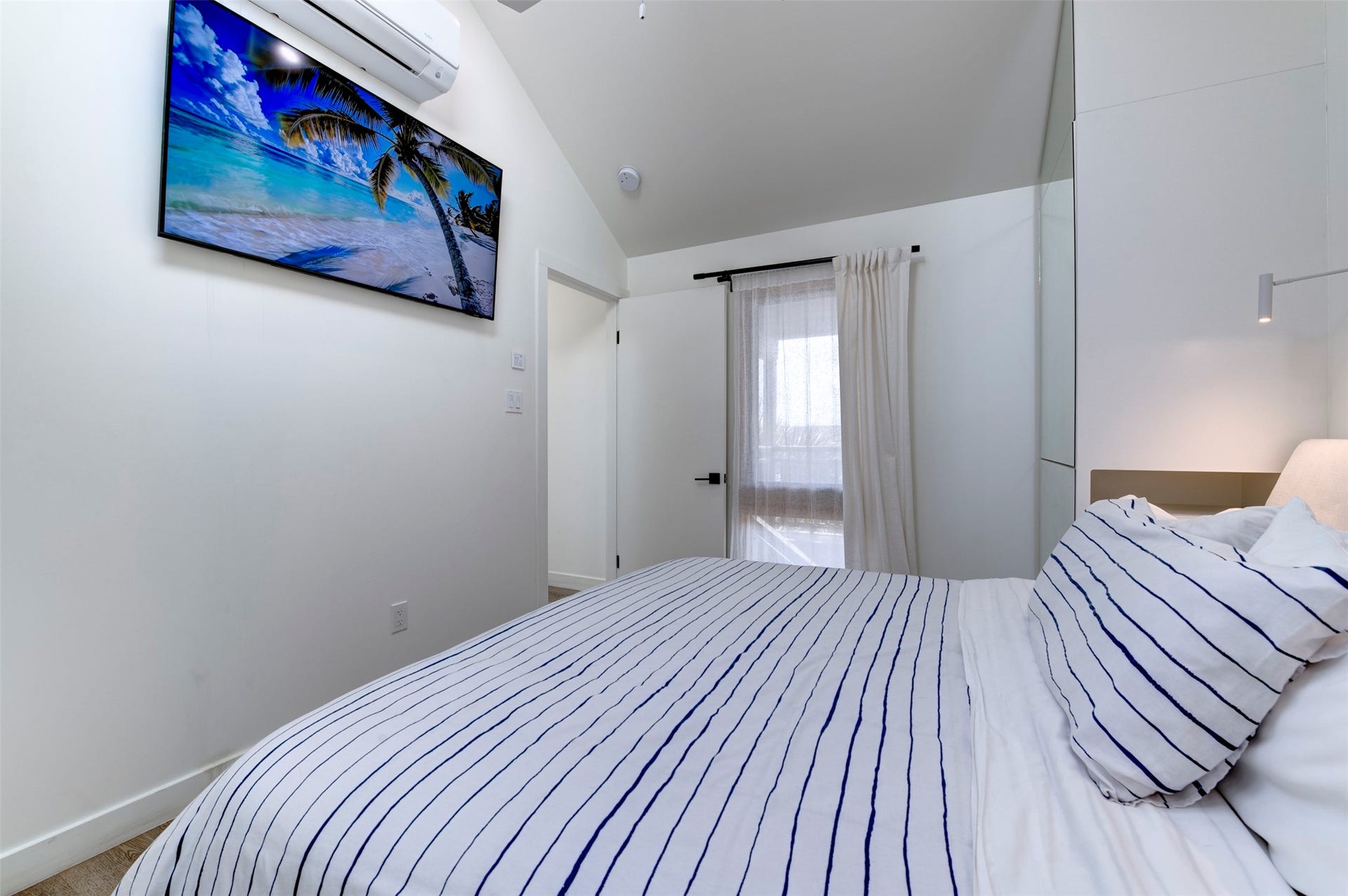 2906 Avenue R 1/2, Galveston, TX 77550 Front house primary king bedroom with built-in wardrobes