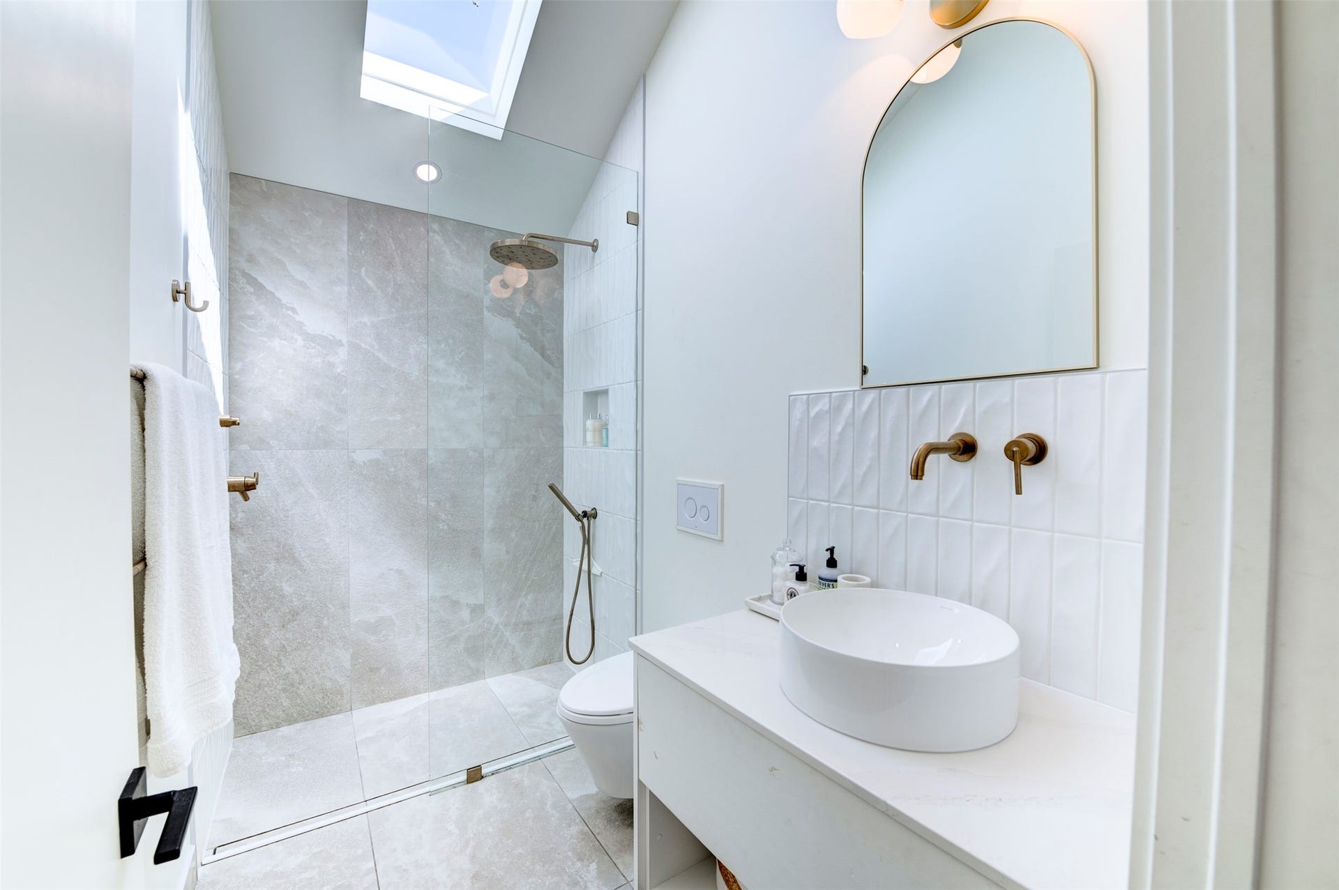 2906 Avenue R 1/2, Galveston, TX 77550 Front house bathroom with skylight