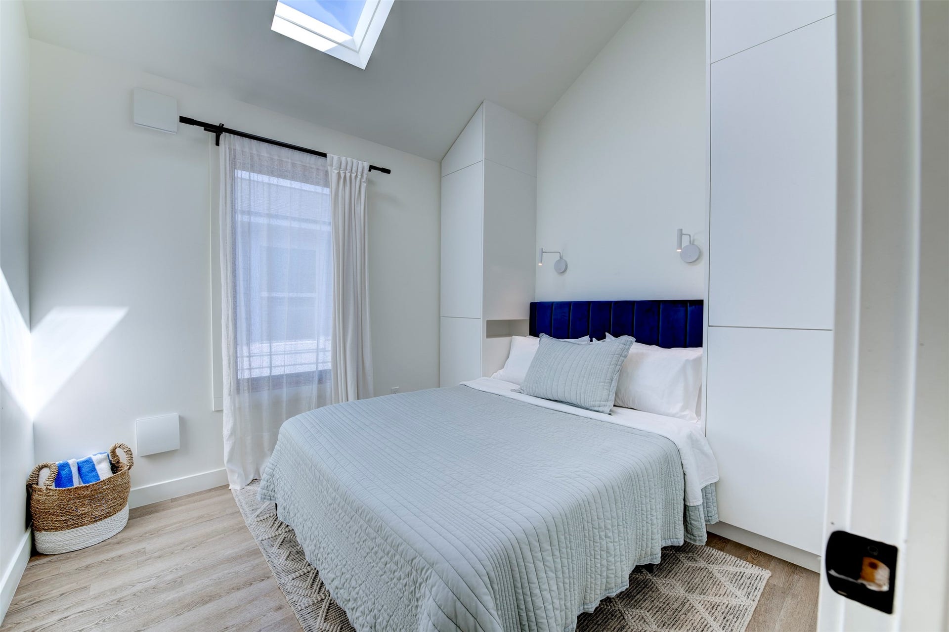 2906 Avenue R 1/2, Galveston, TX 77550 Front house Queen bedroom with built-in wardrobes and skylight